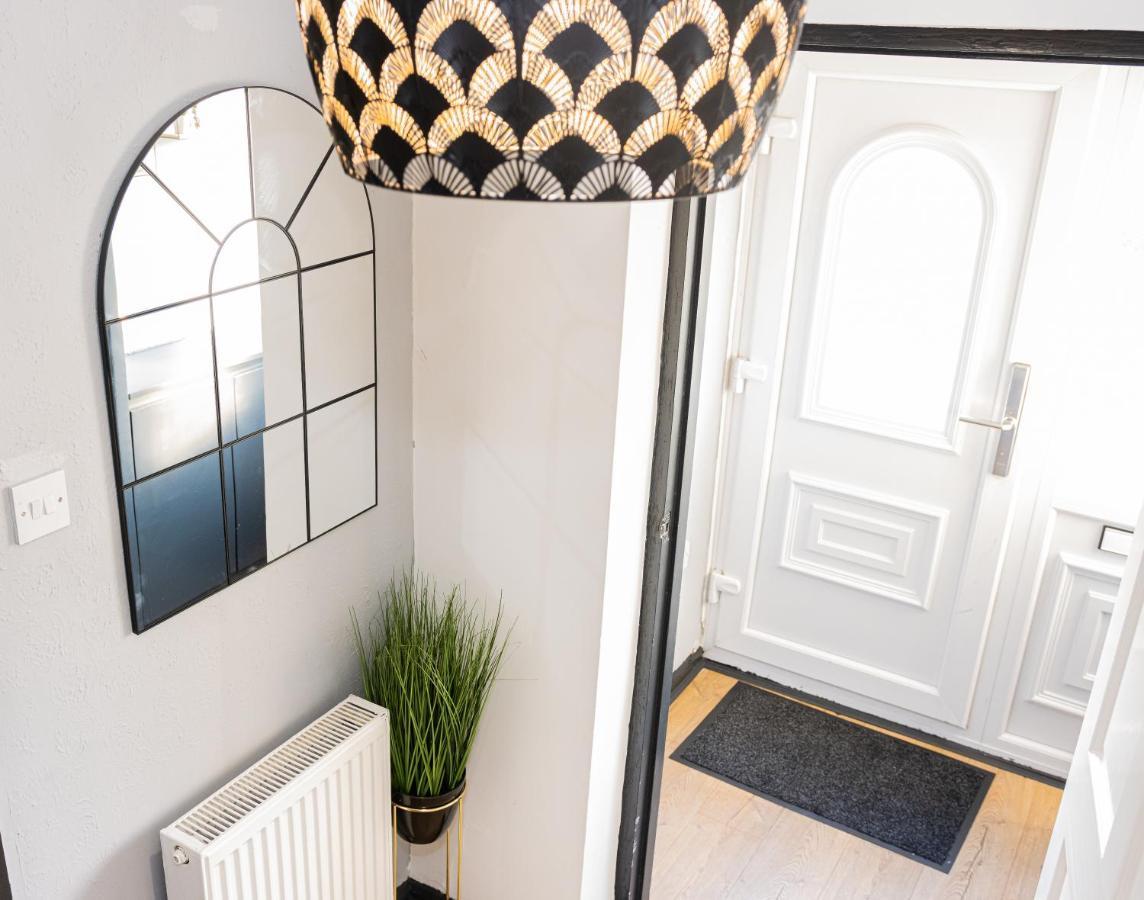 Td Stourb Dudley - Luxurious 3 Bedroom House - Sleeps 7 - Dy1 - Long And Short Stay Brierley Hill Esterno foto