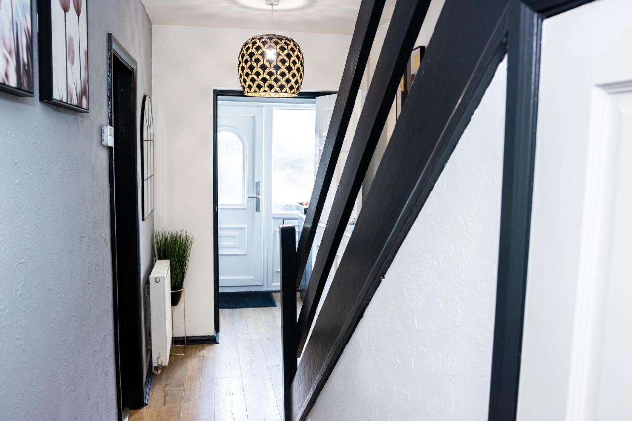 Td Stourb Dudley - Luxurious 3 Bedroom House - Sleeps 7 - Dy1 - Long And Short Stay Brierley Hill Esterno foto