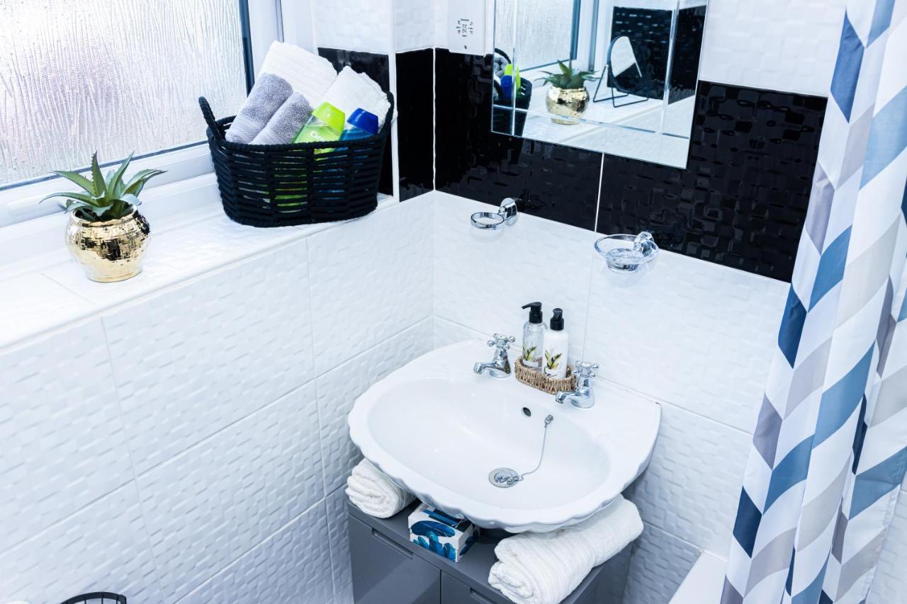 Td Stourb Dudley - Luxurious 3 Bedroom House - Sleeps 7 - Dy1 - Long And Short Stay Brierley Hill Esterno foto