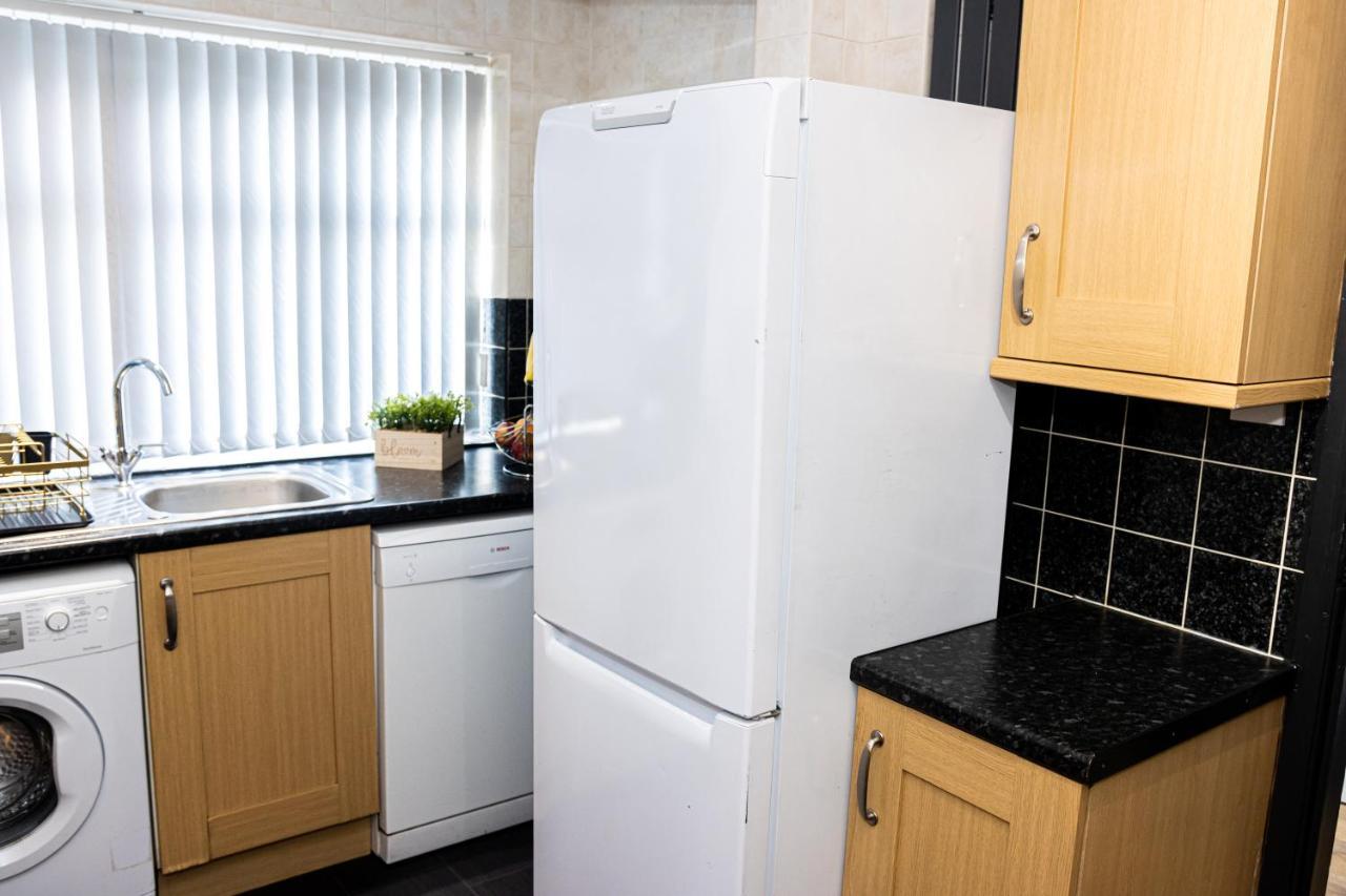 Td Stourb Dudley - Luxurious 3 Bedroom House - Sleeps 7 - Dy1 - Long And Short Stay Brierley Hill Esterno foto