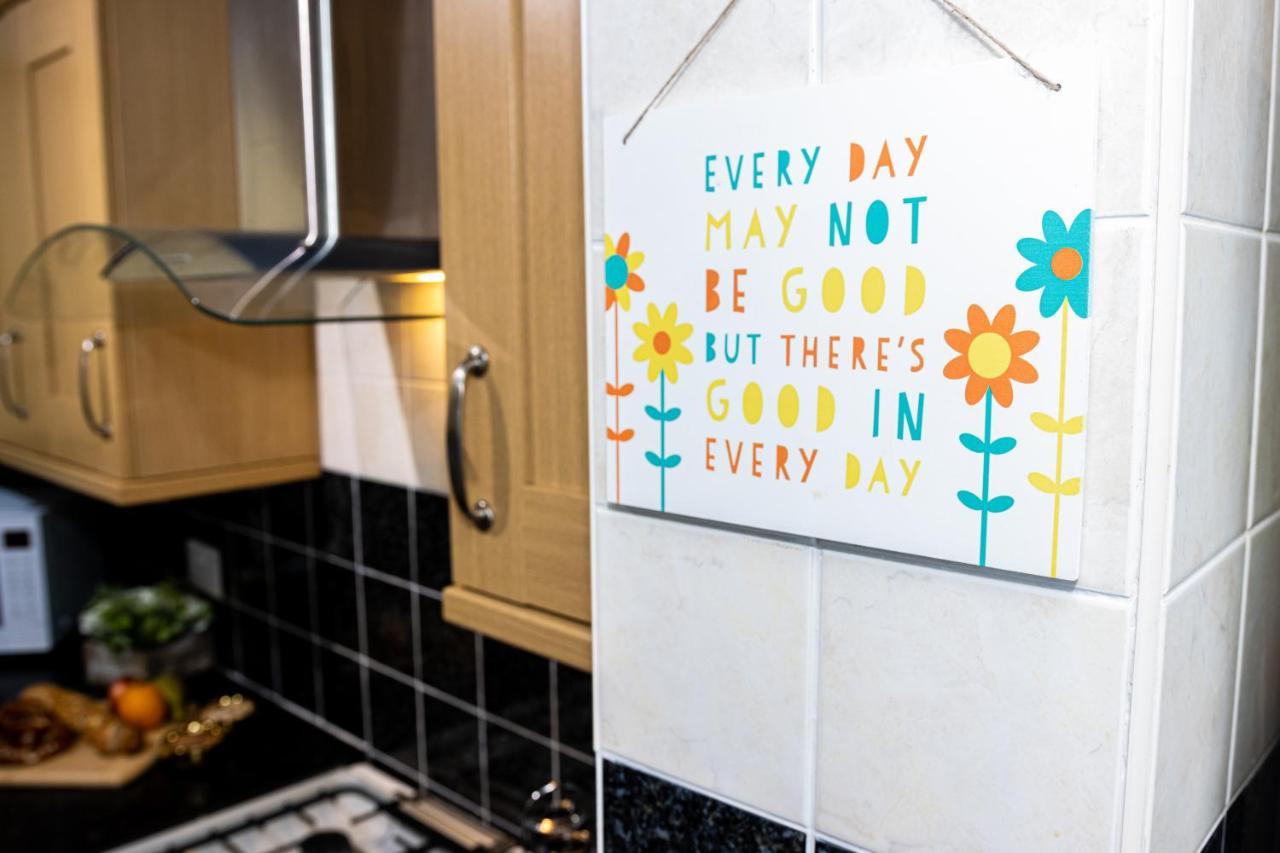 Td Stourb Dudley - Luxurious 3 Bedroom House - Sleeps 7 - Dy1 - Long And Short Stay Brierley Hill Esterno foto