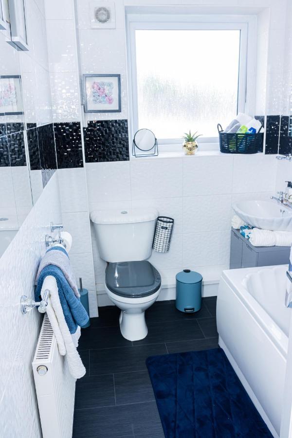Td Stourb Dudley - Luxurious 3 Bedroom House - Sleeps 7 - Dy1 - Long And Short Stay Brierley Hill Esterno foto
