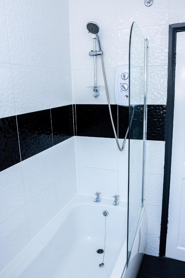 Td Stourb Dudley - Luxurious 3 Bedroom House - Sleeps 7 - Dy1 - Long And Short Stay Brierley Hill Esterno foto