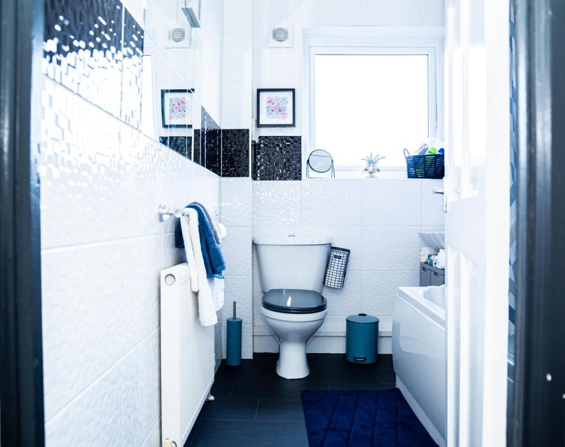 Td Stourb Dudley - Luxurious 3 Bedroom House - Sleeps 7 - Dy1 - Long And Short Stay Brierley Hill Esterno foto
